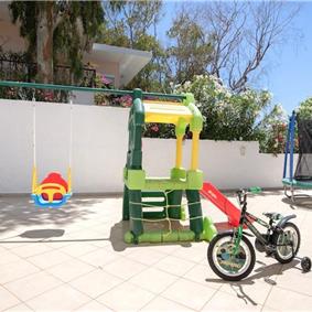 4 bedroom villa with pool close to beach on Akrotiri peninsula, sleeps 8
